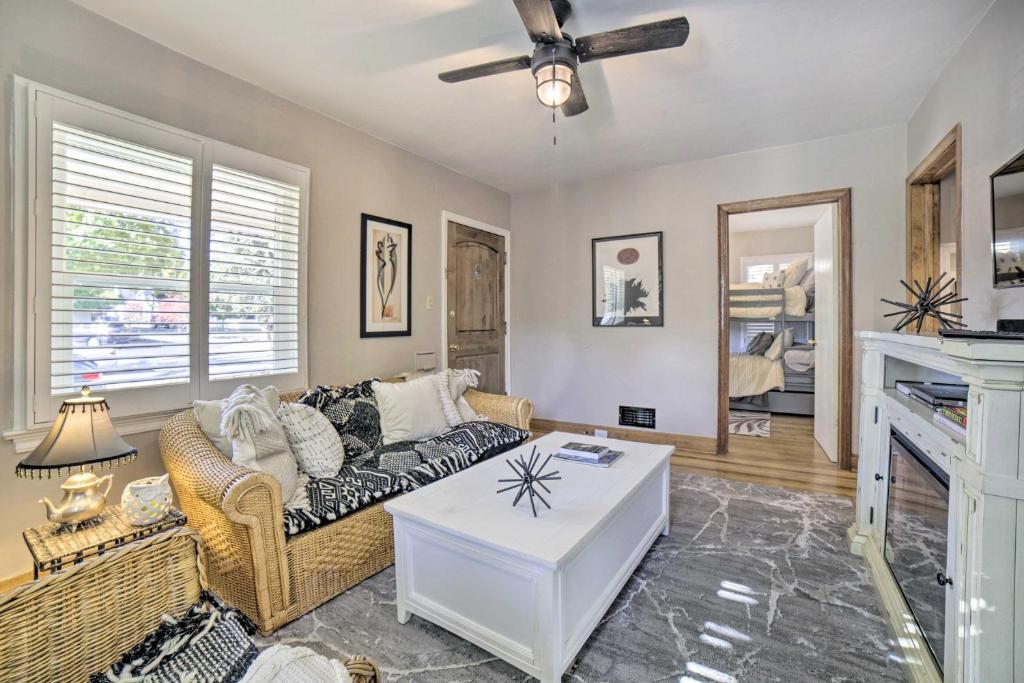 TV a/nebo společenská místnost v ubytování Walk to Midtown Reno Retreat with Furnished Deck!