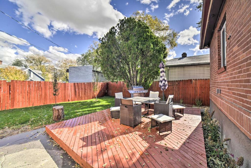 Zahrada ubytování Walk to Midtown Reno Retreat with Furnished Deck!