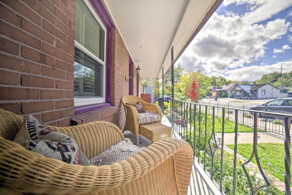 Posezení v ubytování Walk to Midtown Reno Retreat with Furnished Deck!