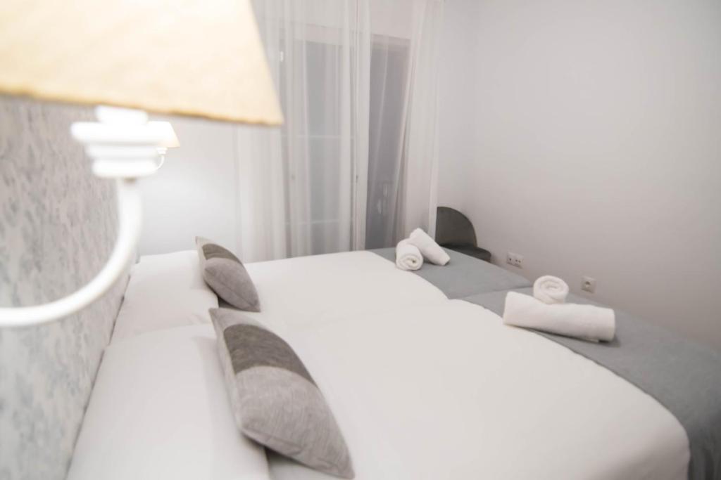 Posteľ alebo postele v izbe v ubytovaní NEW! Luxury CITY CENTER & 2 BALCONIES