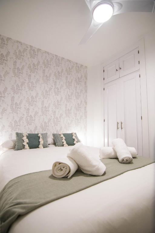 Posteľ alebo postele v izbe v ubytovaní NEW! Luxury CITY CENTER & 2 BALCONIES
