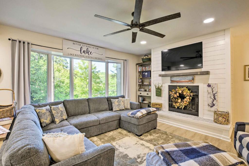 TV a/nebo společenská místnost v ubytování Keowee Keys Condo with Resort Amenities Access!