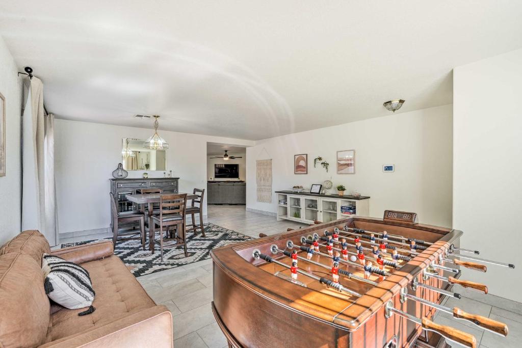 Kuchyň nebo kuchyňský kout v ubytování Phoenix Home with Patio, 2 Mi to State Farm Stadium