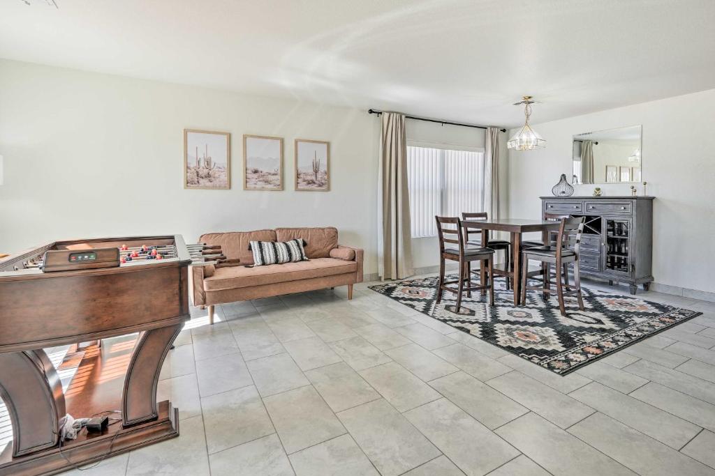 Kuchyň nebo kuchyňský kout v ubytování Phoenix Home with Patio, 2 Mi to State Farm Stadium