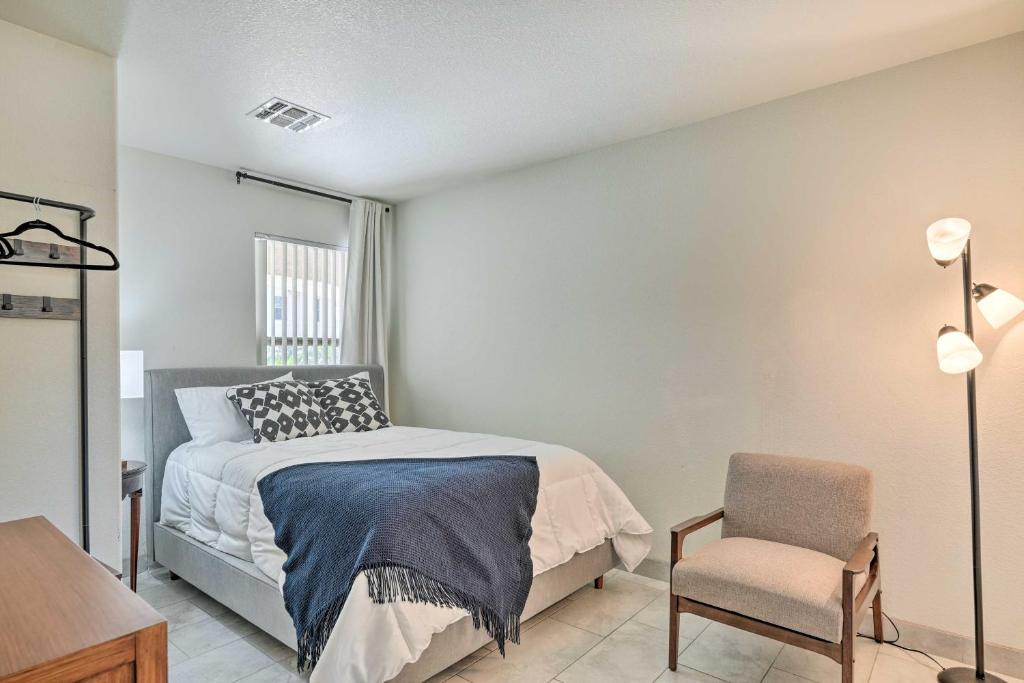 Postel nebo postele na pokoji v ubytování Phoenix Home with Patio, 2 Mi to State Farm Stadium