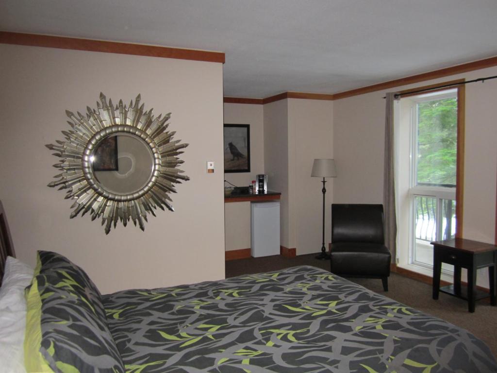 Uma cama ou camas num quarto em The Lodge At Skeena Landing