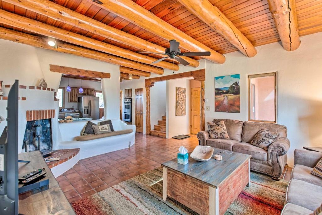 El Prado Townhome with View of Taos Mountains!, El Prado (updated