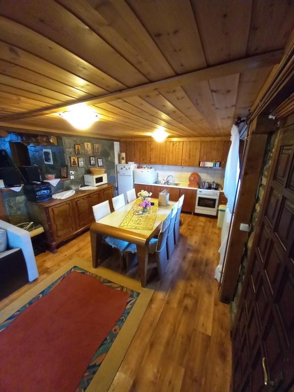 ein Esszimmer und eine Küche mit einem Tisch und Stühlen in der Unterkunft Loutra Mountain Nature in Aridea