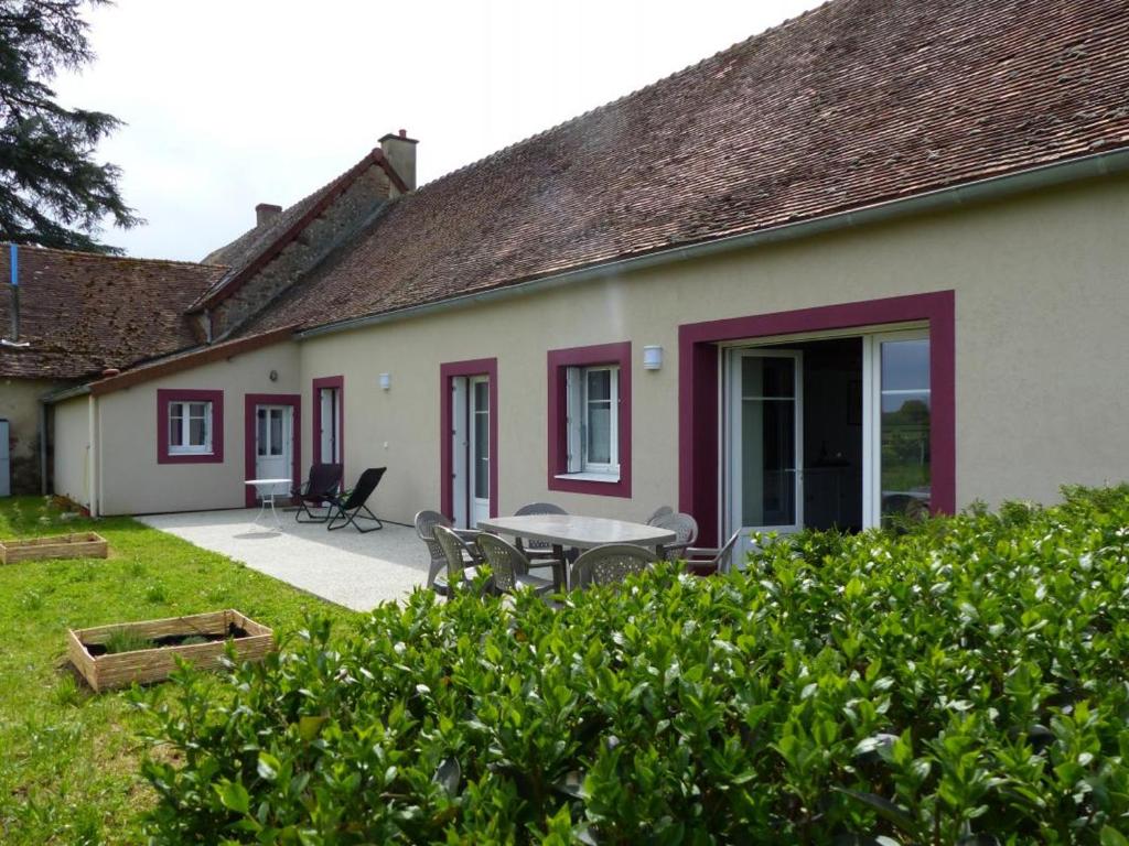 dom z patio ze stołem i krzesłami w obiekcie Gîte Monétay-sur-Loire, 4 pièces, 7 personnes - FR-1-489-107 w mieście Monétay-sur-Loire