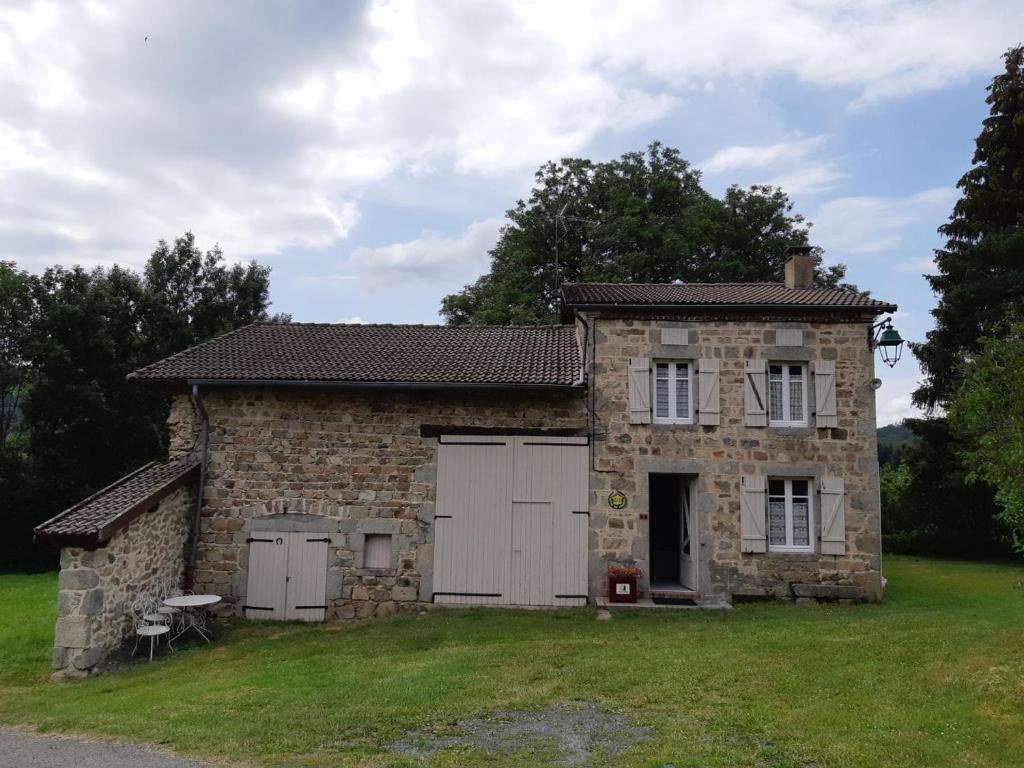 uma antiga casa de pedra com duas garagem em Gîte Lavoine, 4 pièces, 6 personnes - FR-1-489-136 em Lavoine