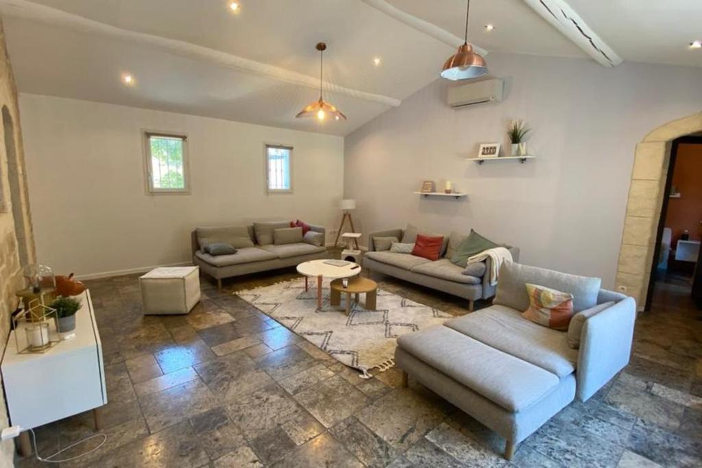 Spacious nest with pool near Avignon