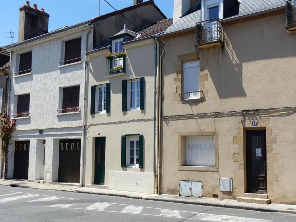 un antiguo edificio al lado de una calle en Gîte Moulins, 2 pièces, 2 personnes - FR-1-489-162 en Moulins