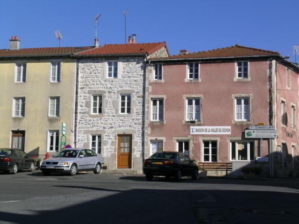 un grupo de edificios con coches estacionados frente a ellos en Gîte Ferrières-sur-Sichon, 4 pièces, 6 personnes - FR-1-489-191, en Ferrières-sur-Sichon