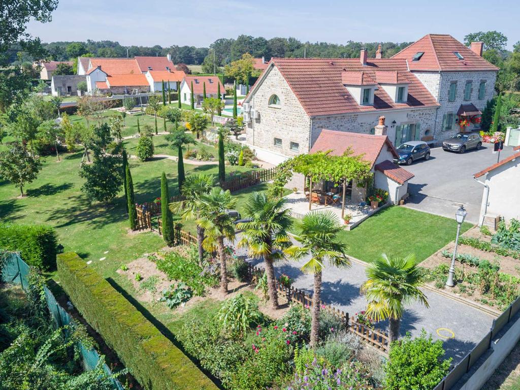 uma vista aérea de uma casa com palmeiras em Gîte Hauterives, 2 pièces, 3 personnes - FR-1-489-203 em Hauterive