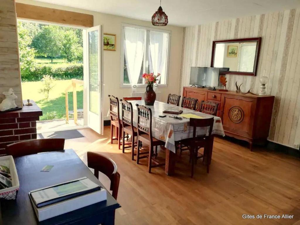 cocina y comedor con mesa y sillas en Gîte Couleuvre, 4 pièces, 6 personnes - FR-1-489-284, en Couleuvre