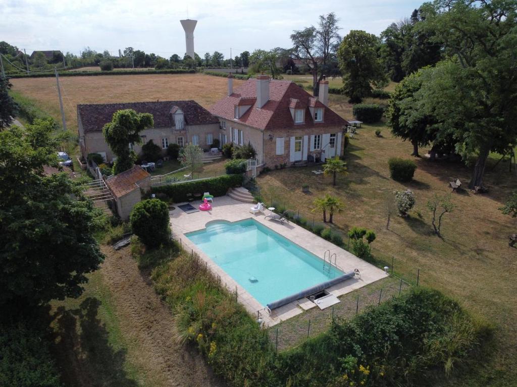 widok z lotu ptaka na dom z basenem w obiekcie Charmant gîte avec piscine partagée, terrasse et parking privé à deux pas de Moulins - FR-1-489-373 w mieście Neuvy