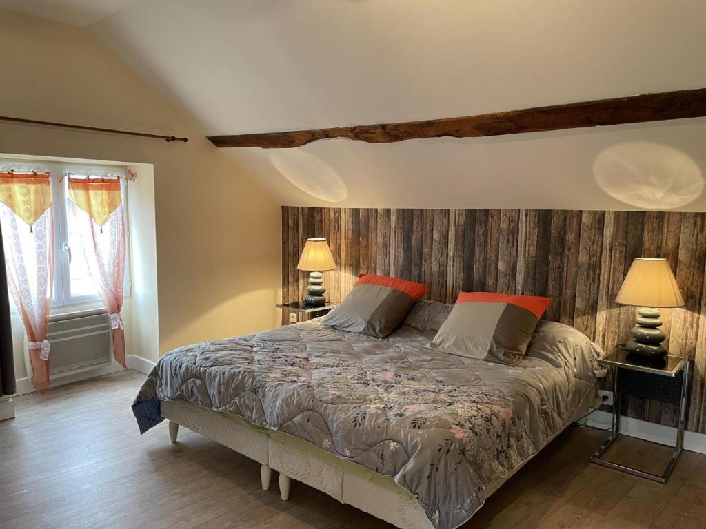 1 dormitorio con 1 cama grande y 2 lámparas en Gîte Le Mayet-de-Montagne, 3 pièces, 4 personnes - FR-1-489-375, en Mayet-de-Montagne