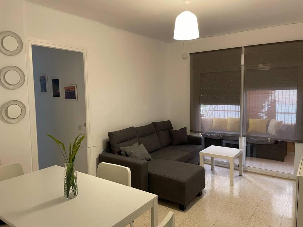 uma sala de estar com um sofá e uma mesa em Renovated and newly furnished 3 bedroom apartment em San Fernando