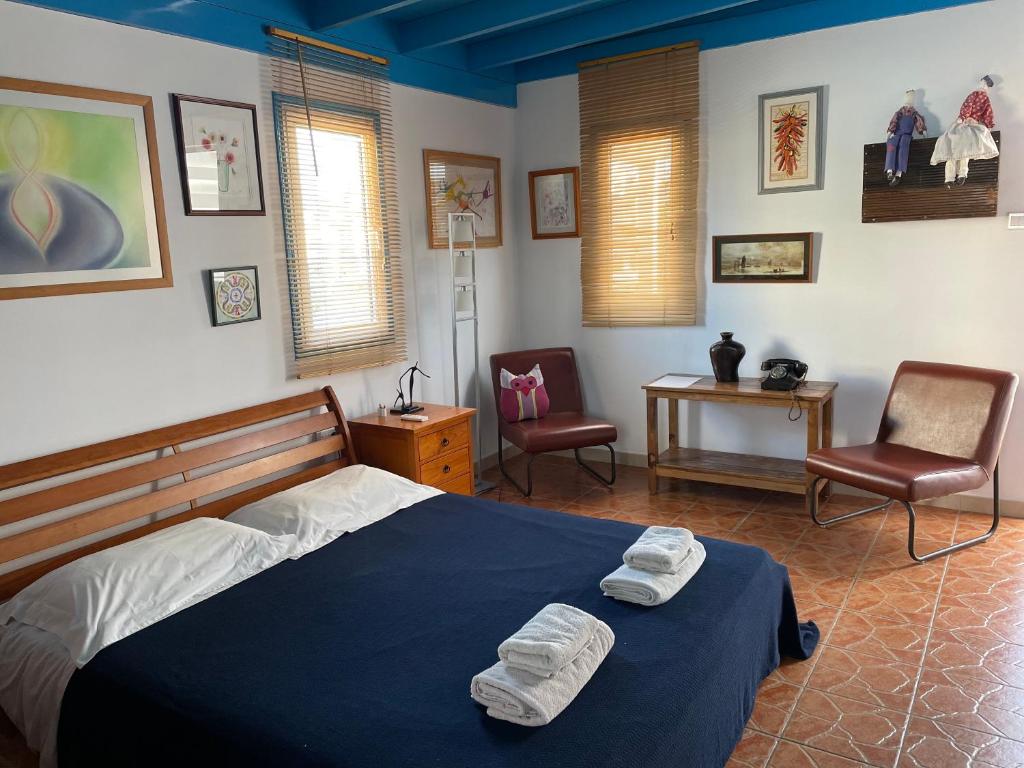 ein Schlafzimmer mit einem Bett mit zwei Handtüchern darauf in der Unterkunft MP Cozy Apartment Near the Sea in Paphos City
