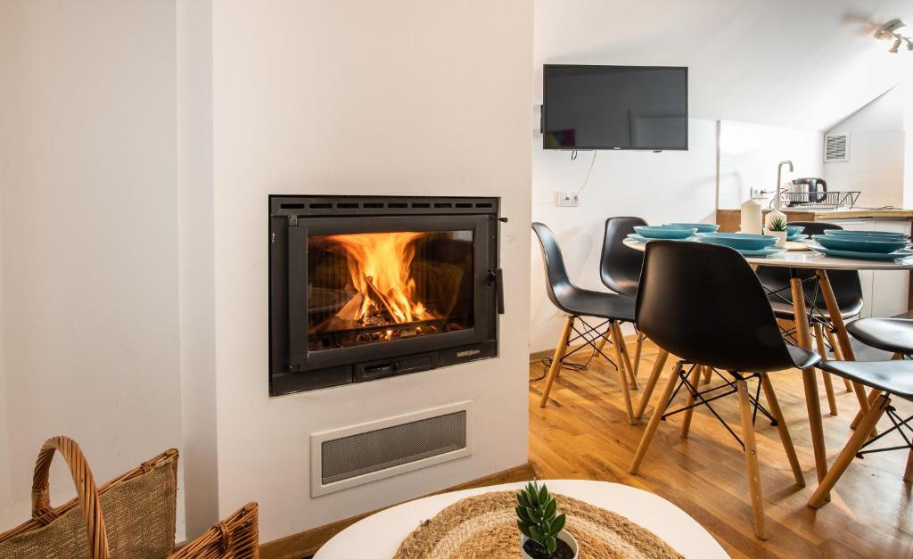 Halna Residence - Two-Bedroom Apartment With Fireplace