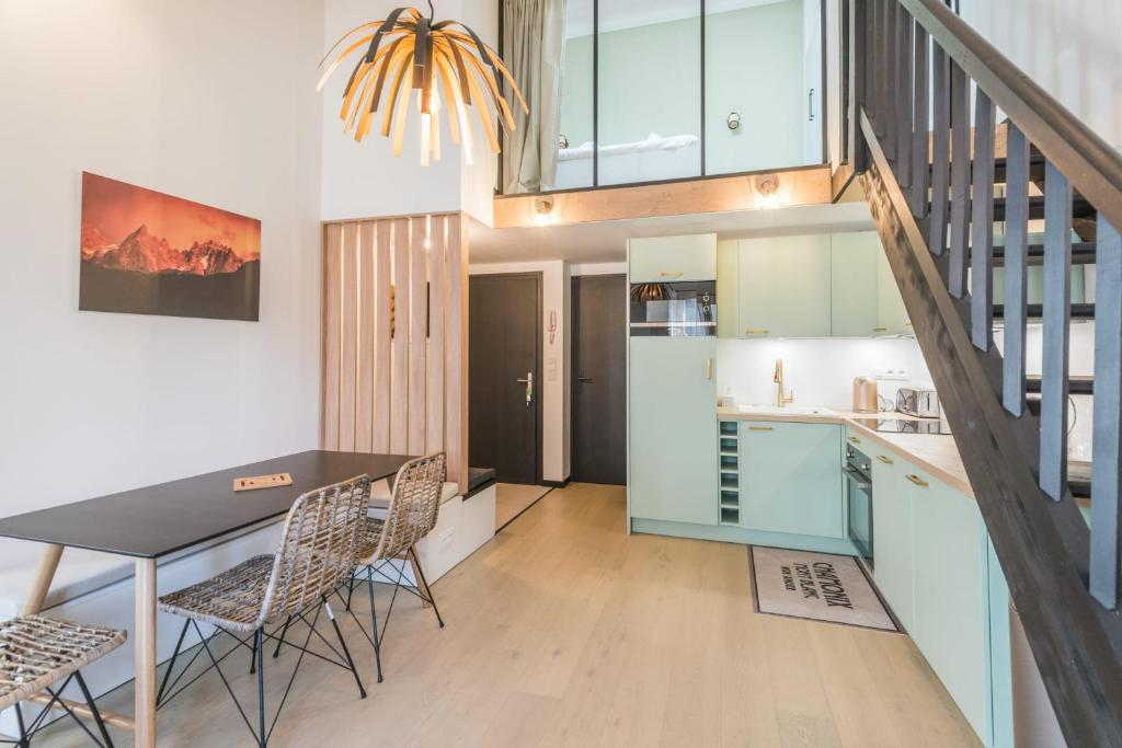 - une cuisine et une salle à manger avec une table et des chaises dans l'établissement Appartement Jorasses - Welkeys, à Chamonix-Mont-Blanc