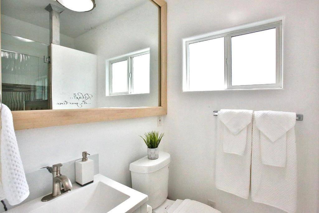 King Garden Suite - 10 mins to Beach and LAX - One-Bedroom Apartment