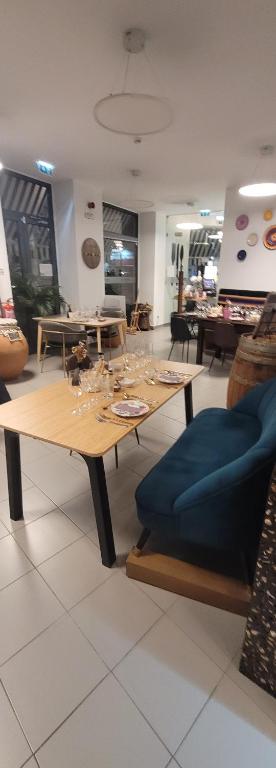 una mesa con copas de vino en una habitación en Catespero Sossego, en Reguengos de Monsaraz