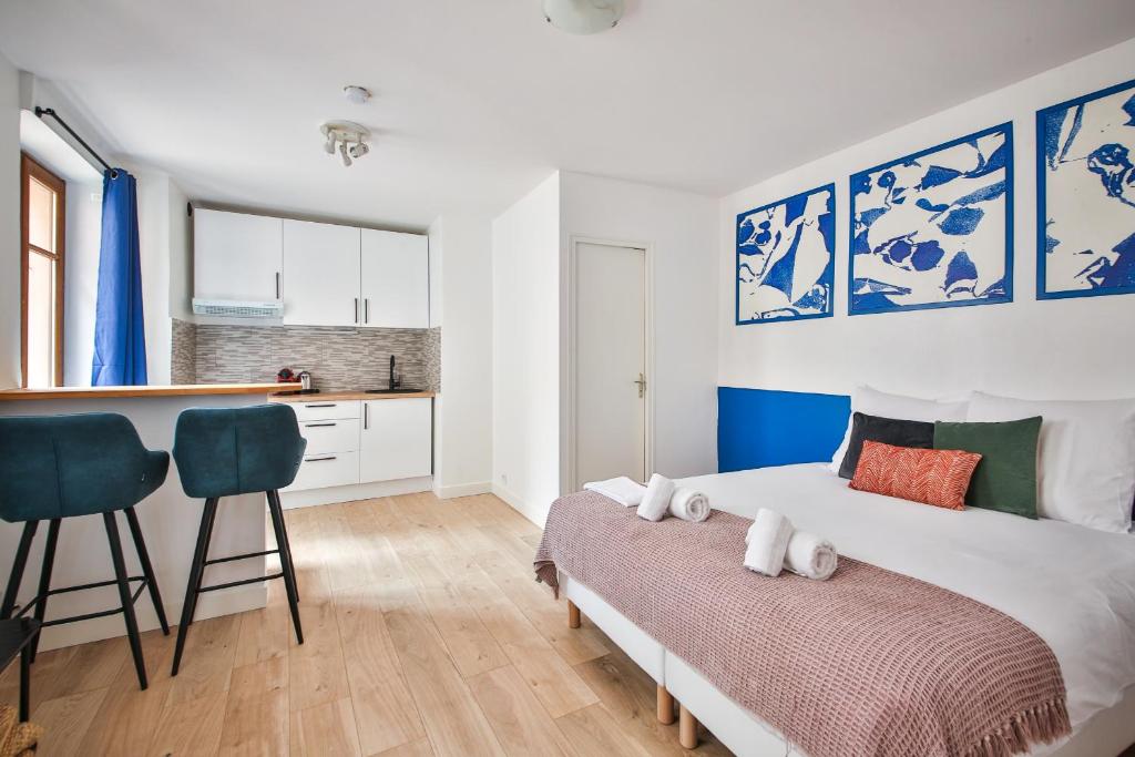 une chambre avec un grand lit et une cuisine dans l'établissement 32#Studio 2Pers#Sèvres-Lecourbe#Necker, à Paris