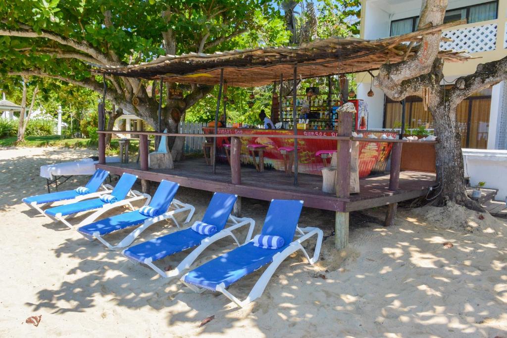 Imagen de la galería de Sand and Tan Beach Hotel, en Ocho Ríos
