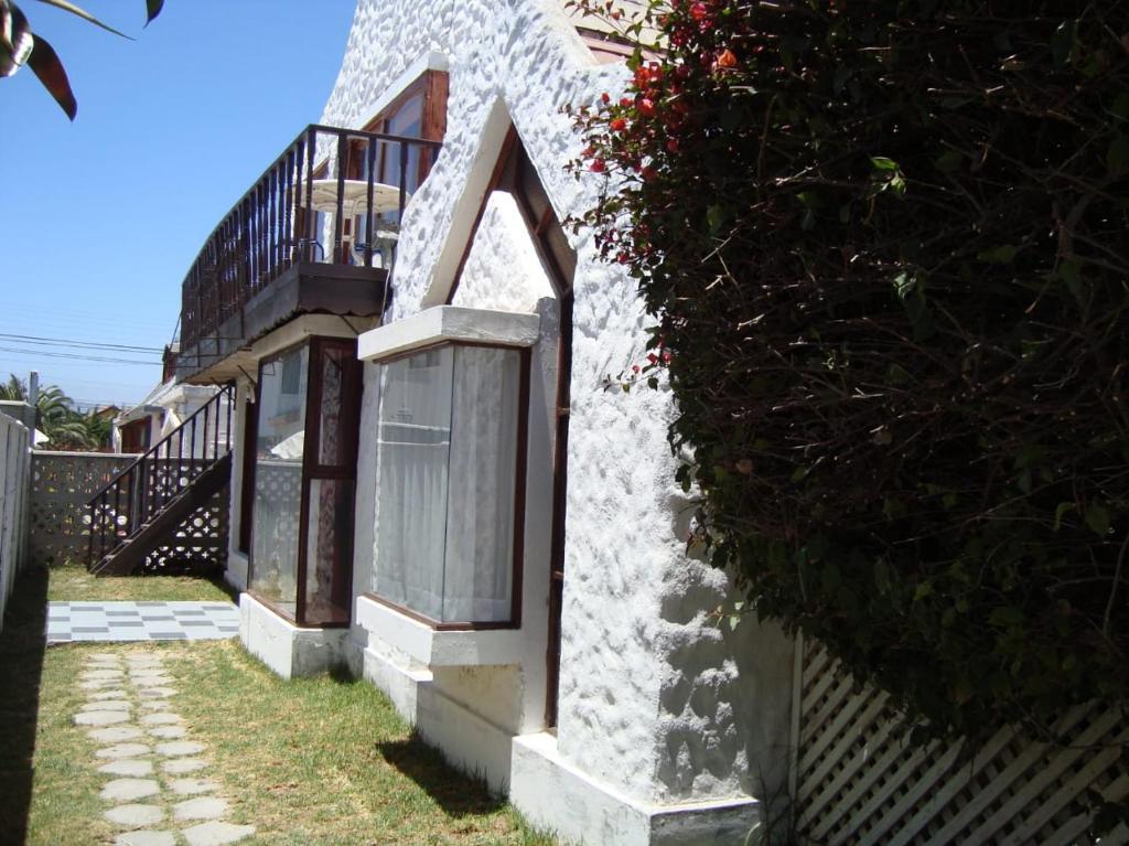 サンティアゴにあるcasa norma santiago 5 personasの白い建物の横にバルコニーがあります。