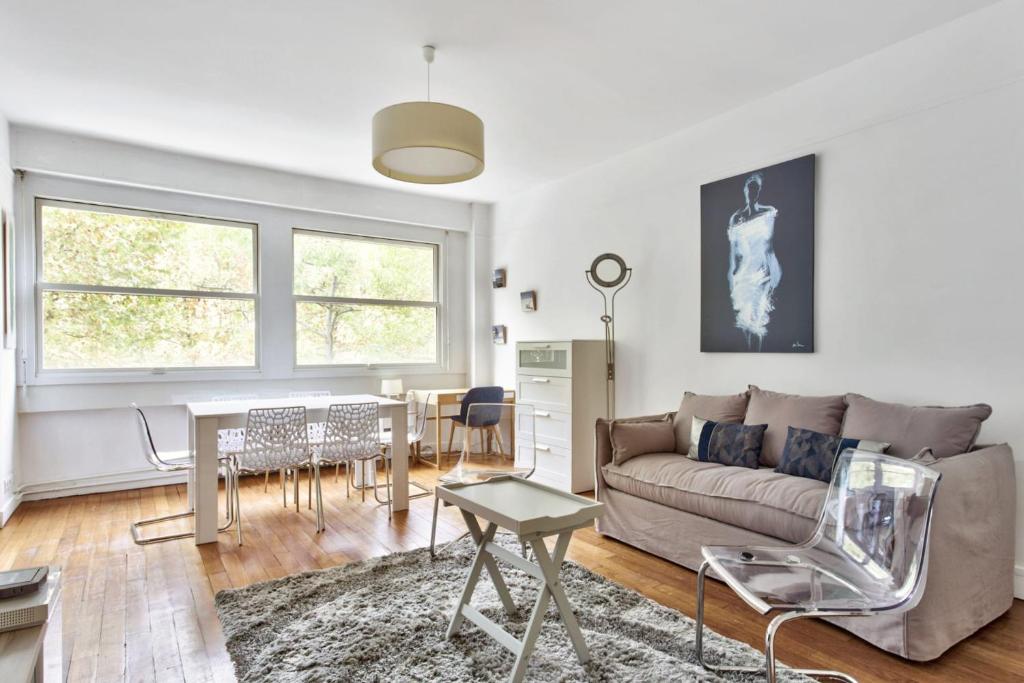 un salon avec un canapé et une table dans l'établissement Appartement Chérioux - Welkeys, à Paris