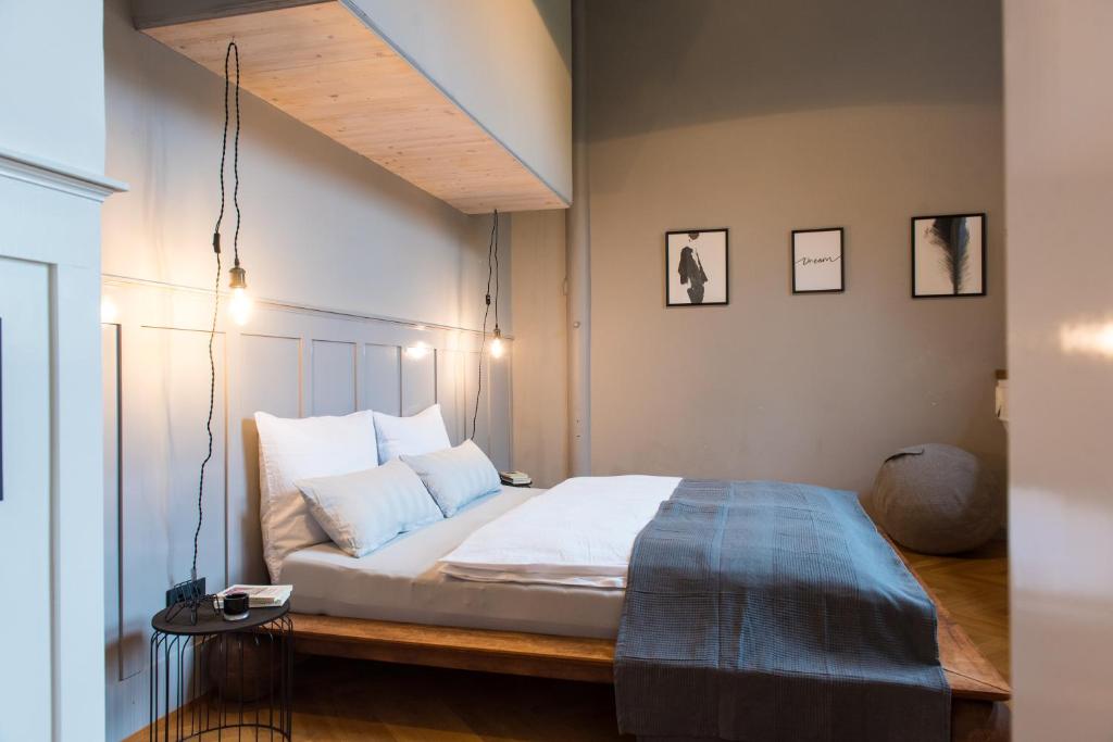 um quarto com uma cama num quarto em Design Loft I 130 qm I 22 min zum Europapark I 2 Etagen I Nespresso I Parkplatz em Lahr