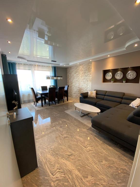 uma sala de estar com um sofá e uma sala de jantar em Luxus Wohnung & Apartment nähe Hannover & Messe em Hanôver