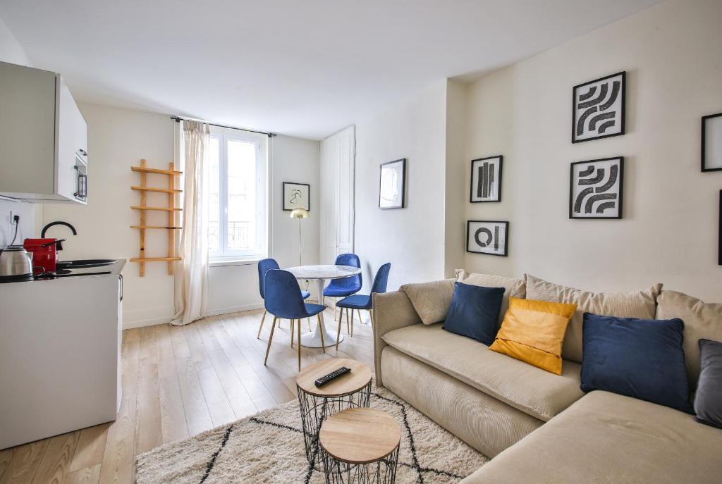 ein Wohnzimmer mit einem Sofa und einem Tisch in der Unterkunft 11#Appartement 4Pers#Sèvres-Lecourbe#Necker in Paris