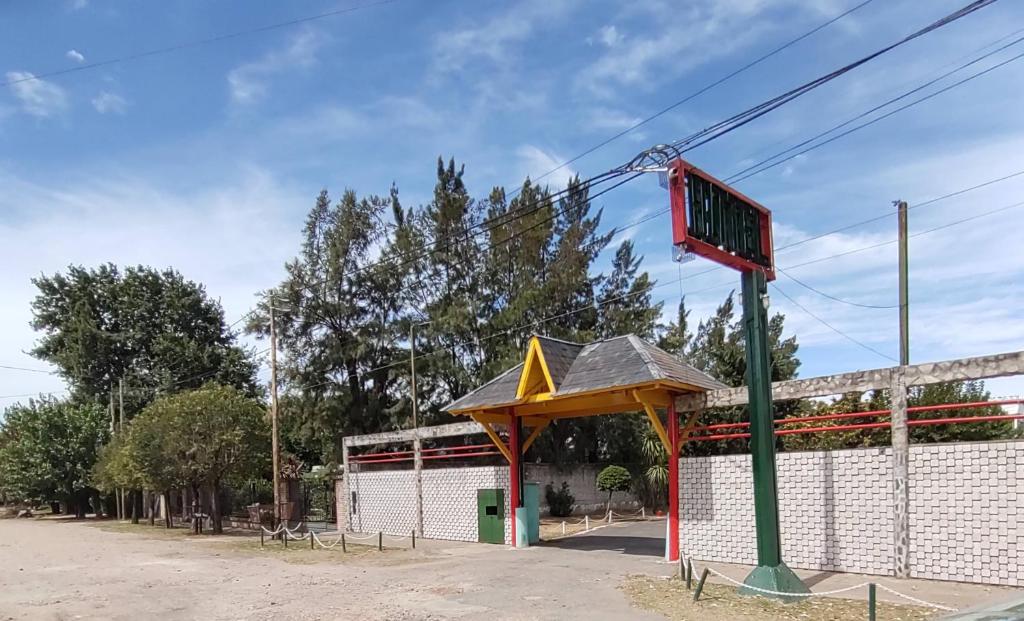 梅洛的住宿－HOTEL PARQUE en Merlo- Buenos Aires，建筑前的篮球架