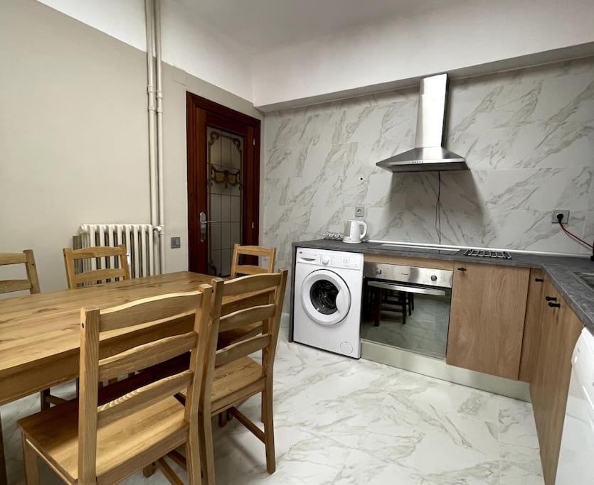 A kitchen or kitchenette at Piso reformado en el centro de Logroño