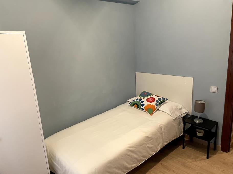 A bed or beds in a room at Piso reformado en el centro de Logroño