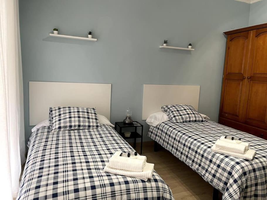 A bed or beds in a room at Piso reformado en el centro de Logroño