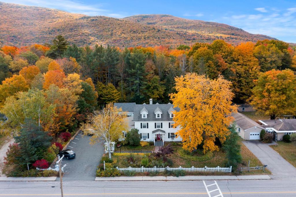 une vue aérienne sur une maison à l'automne dans l'établissement Launchpoint Lodge, à Lincoln