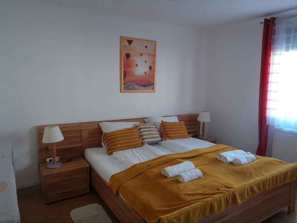 1 dormitorio con 1 cama grande y 2 toallas. en Eisenerz Stefan Apartment / Ferien Wohnung, en Eisenerz