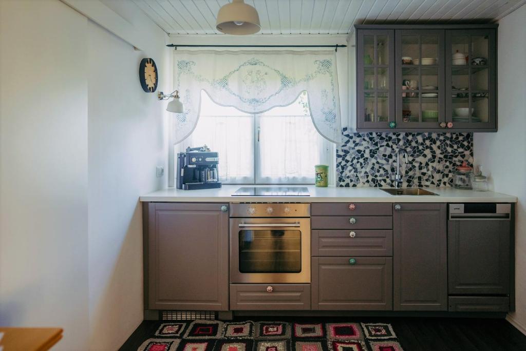A kitchen or kitchenette at Urlaub am Kinispa