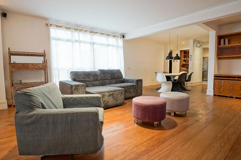 Hotel Conforto e beleza no Leblon - VA202 Z1, a living room with two couches and a table at Conforto e beleza no Leblon - VA202 Z1 in Rio de Janeiro