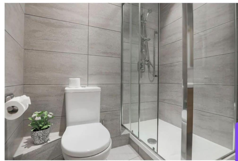 y baño con aseo y ducha acristalada. en Apartment Zone 1 Monument, en Londres