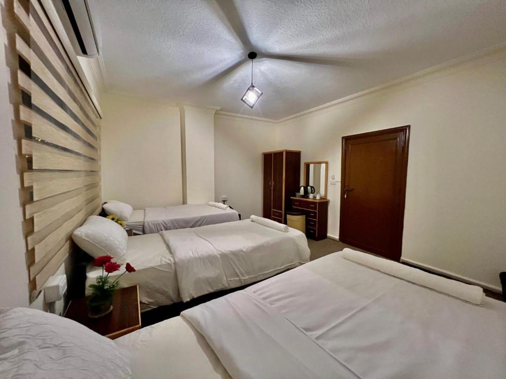 Postel nebo postele na pokoji v ubytování Raqeem Hotel