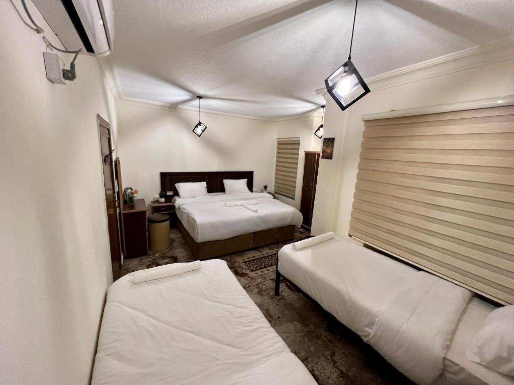 Postel nebo postele na pokoji v ubytování Raqeem Hotel