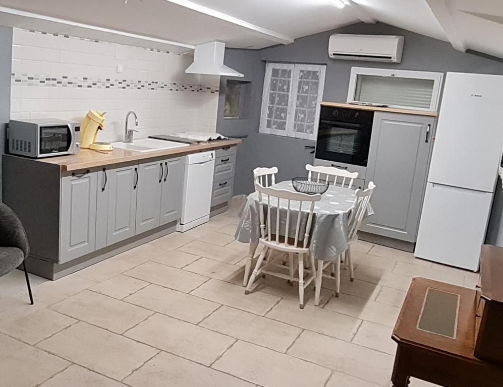Kuchyňa alebo kuchynka v ubytovaní Maison des Clos