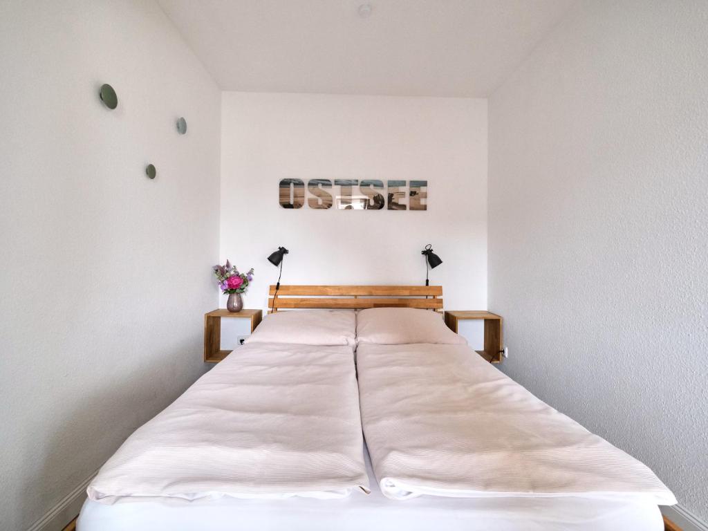 a bed in a room with white walls at Ostsee, wunderschöne Wohnung mit Meerblick in Harrislee