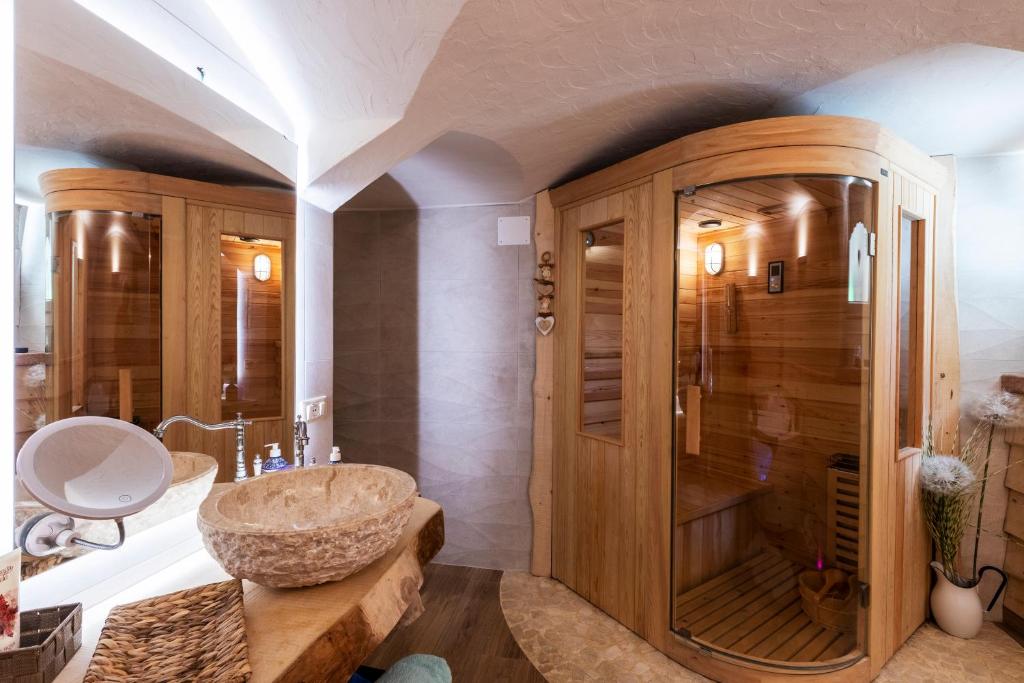 een badkamer met een grote wastafel en een douche bij Il nido del pettirosso in Enego