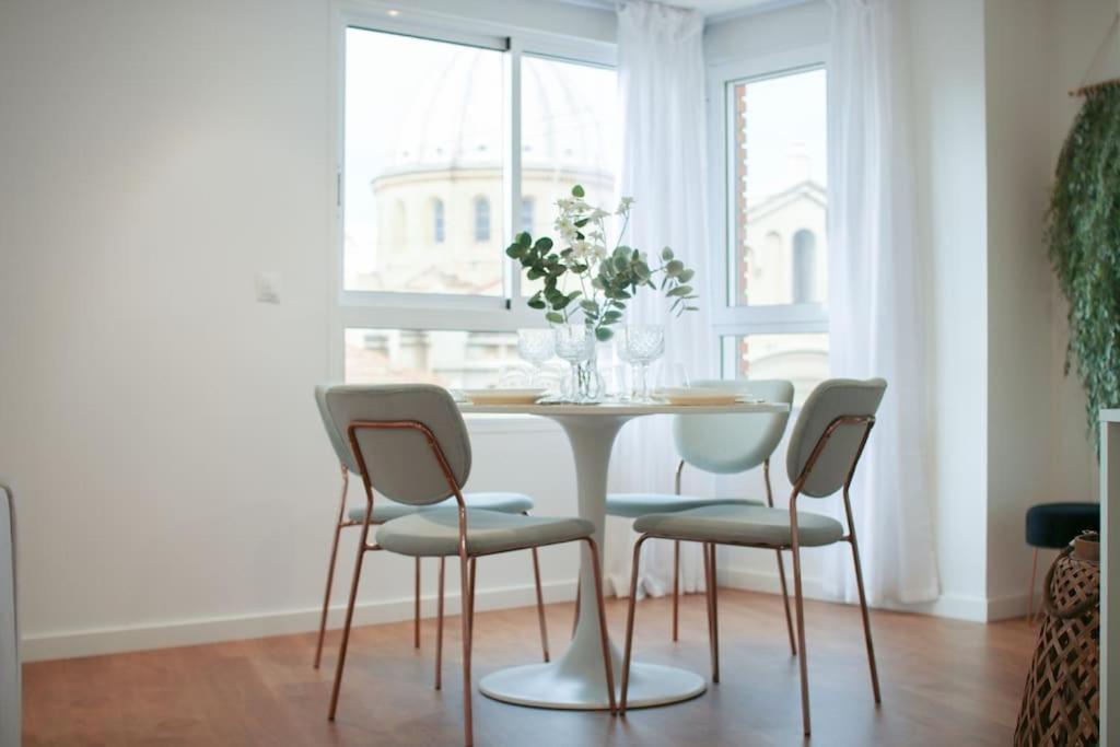 comedor con mesa y 4 sillas en LC Apartaments Center, en Castellón de la Plana