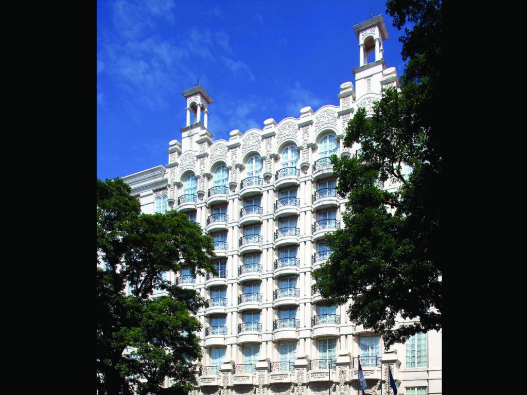 un gran edificio blanco con una torre encima en Hotel Gran Mahakam en Yakarta